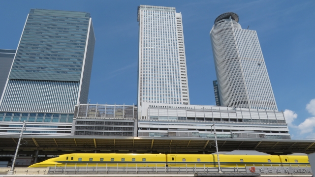 ドクターイエローと名古屋駅