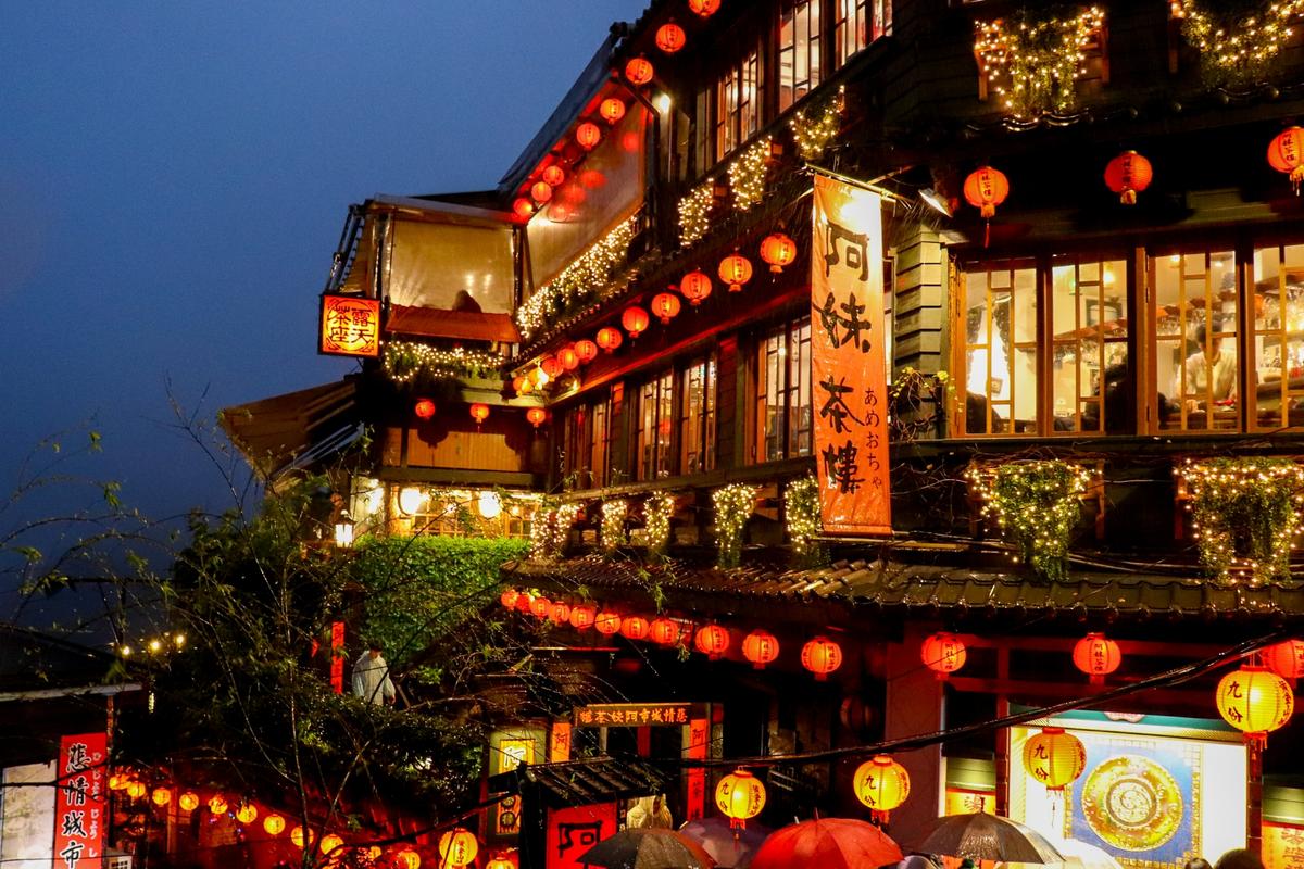 台湾・九份の夜景 ランタンが灯る坂道